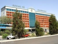 Превращение в мусорную свалку одного из скверов в центре Шымкента