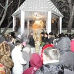 В момент освящения воды, в ночь Крещения Господня в Святоникольском кафедральном соборе Шымкента, засияла икона