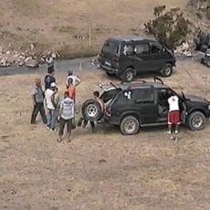 Любители экстрима проверяют на выносливость свои автомобили (видео)