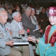 Умер известный шымкентский художник Первый слева - Мажит Бараисов