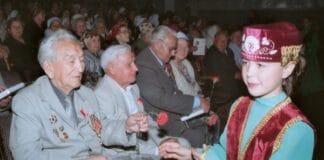 Умер известный шымкентский художник Первый слева - Мажит Бараисов