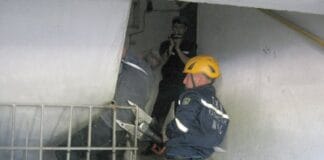 Житель многоэтажного дома застрял по пути в подвал