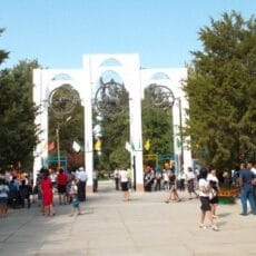 Мемориальная доска Асанбаю Аскарову открыта в Шымкентском зоопарке