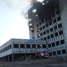 После разрушительных толчков людей спасали с высотного дома (видео) Пожарные расчеты первыми приступили к ликвидации бедствия