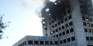 После разрушительных толчков людей спасали с высотного дома (видео) Пожарные расчеты первыми приступили к ликвидации бедствия