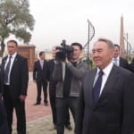 Нурсултан Назарбаев в Шымкенте открыл парк, посадил дерево и встретился с общественностью