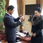 Многодетные матери Шымкента получили подвески «Алтын алка»