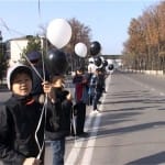 Черные и белые шары выпустили в Шымкенте в память о погибших в ДТП