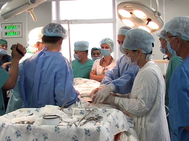 Врач трансплантолог. Хирург трансплантолог. Медицинских учреждения Казахстана. Врачи трансплантологи. Черные трансплантологи.