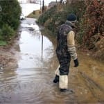 Канал Янгичек из-за непогоды вышел из берегов и затопил дома