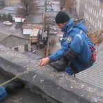 При установке антенны парень упал в щель между 4-этажными зданиями (видео) Сотрудник ОСО идет на помощь пострадавшему