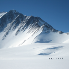 Шымкентские альпинисты покорили пик Винсон в Антарктиде Пик Винсон. Высшая точка Антарктиды