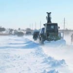 Машины и людей вызволяют из снега в поселке Ачисай, около Кентау