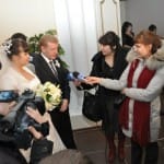 В день открытия две пары связали себя узами брака