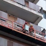 Двое рабочих сорвались с многоэтажного дома