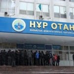 В Шымкенте акцию протеста провели автовладельцы, которых оштрафовали за неправильную растаможку машин Протестующие у филиала НДП "Нур Отан"