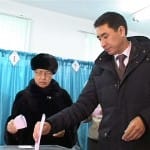 Глава Шымкента пришел на избирательный участок с женой и мамой