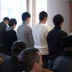 Перед судом предстали 6 подростков. Из-за одного из них умерла женщина на глазах у сына