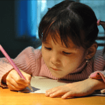 4-летнюю девочку нашли полицейские в центре Шымкента. Теперь ищут родителей брошенного ребенка