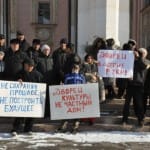 Жители Шымкента с плакатами в руках вышли на защиту Дворца металлургов
