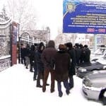 Многодетные матери с плакатами вышли на митинг. Они требуют вернуть им бесплатное жилье