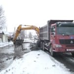 В поселке Забадам под угрозой подтопления десятки домов Русло реки очищается экскаватором