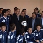 Аким ЮКО пожелал удачи футболистам «Ордабасы» в новом сезоне Футболисты "Ордабасы" с акимом ЮКО Аскаром Мырзахметовым