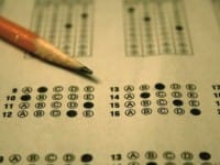 ЕНТ в этом году будут сдавать в обязательном порядке студенты колледжей Бланк для ответов на тестовые вопросы. Фото с сайта vesti.kz