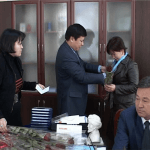 Многодетные матери накануне 8 марта получили подвески «Кумис Алка»