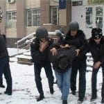 Двое грабителей захватили здание Национального банка и взяли заложников