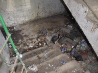 Подвал дома забит нечистотами и мусором