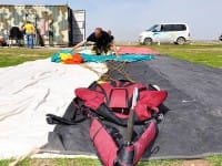 На укладку парашюта у мастеров уходит 45 минут