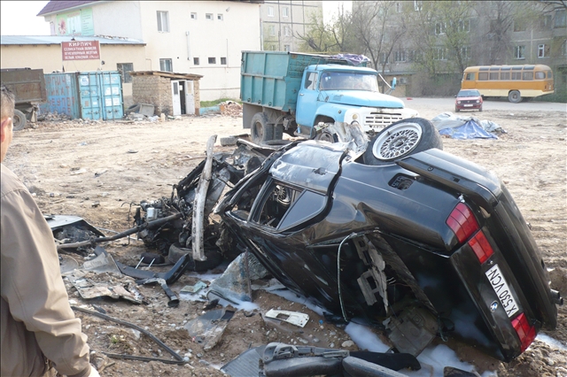 разбитая машина "БМВ" по улице Адырбекова