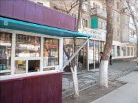 Библиотекари против владельцев торговых ларьков. Скандал разгорается в Шымкенте