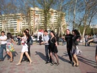 В центре Шымкента 80 танцевальных пар исполнили Венский вальс