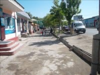 Незаконных торговцев на тротуарах стало меньше