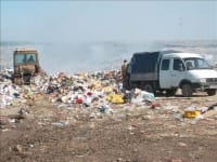 На закрытую свалку Шымкента ежедневно привозят тонны отходов