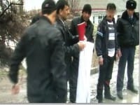 В Сайраме 45-летний мужчина подозревается в убийстве родного дяди и двоюродного брата Следственная группа обнаружила выброшенное в канал ружье