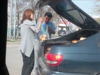 Поставщики возят хлеб в багажниках машин