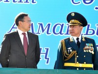 Звучат поздравление всем казахстанцам от имени руководства области и воинских частей шымкентского гарнизона.