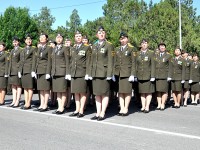 Плечом к плечу с военными мужчинами стоят и военнослужащие женщины