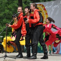 Русские национальные песни, да танцы украсили сцену городского парка