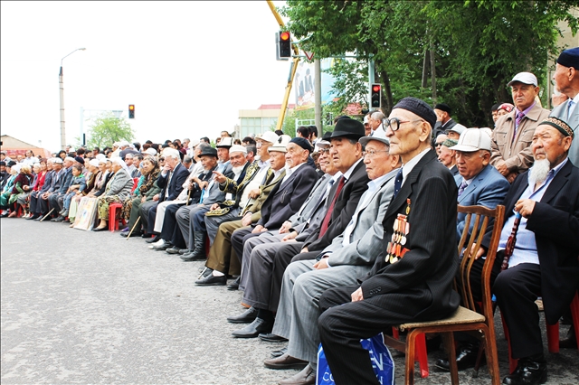 Ветераны, аксакалы и жители города собрались на открытии монумента