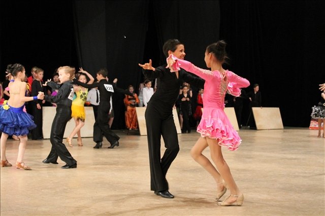 350 танцевальных пар участвуют в международном турнире
