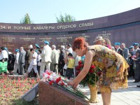 Десятки шымкентцев принесли цветы в память тем, кто погиб на полях сражений