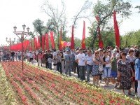 Сотни шымкентцев пришли утром 9 мая на Мемориал Славы