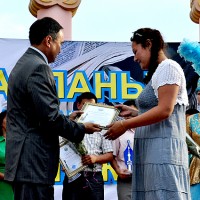 Аскар Мырзахметов награждает Лилю Шаймарданову в номинации «новшества в журналистике»