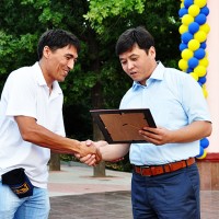 Оператору ТК «Отырар» Бахадыру Тажибаеву вручают благодарственное письмо