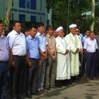 Множество людей с самого утра пришли почтить память погибших