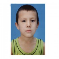 10-летний Багдат Жумат: рост примерно 140-145, худощавого телосложения. Был одет в серую футболку, шорты цвета хаки и белую обувь